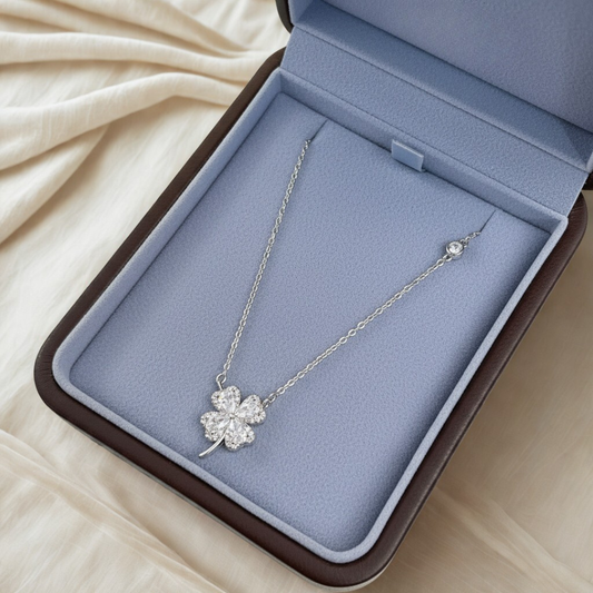 Alvaré Clover Spark Necklace – Sterling Silver